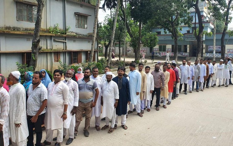  দেবিদ্বারে কঠোর নিরাপত্তায় ভোট গ্রহন চলছে