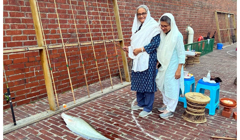 প্রধানমন্ত্রী ও শেখ রেহানার মাছ ধরার ছবি সোশ্যালে ভাইরাল প্রধানমন্ত্রী ও শেখ রেহানার মাছ ধরার ছবি সোশ্যালে ভাইরাল