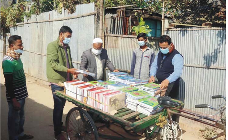 শিক্ষার্থীদের বাড়ি বাড়ি নতুন বই পৌঁছে দিলেন শিক্ষকেরা