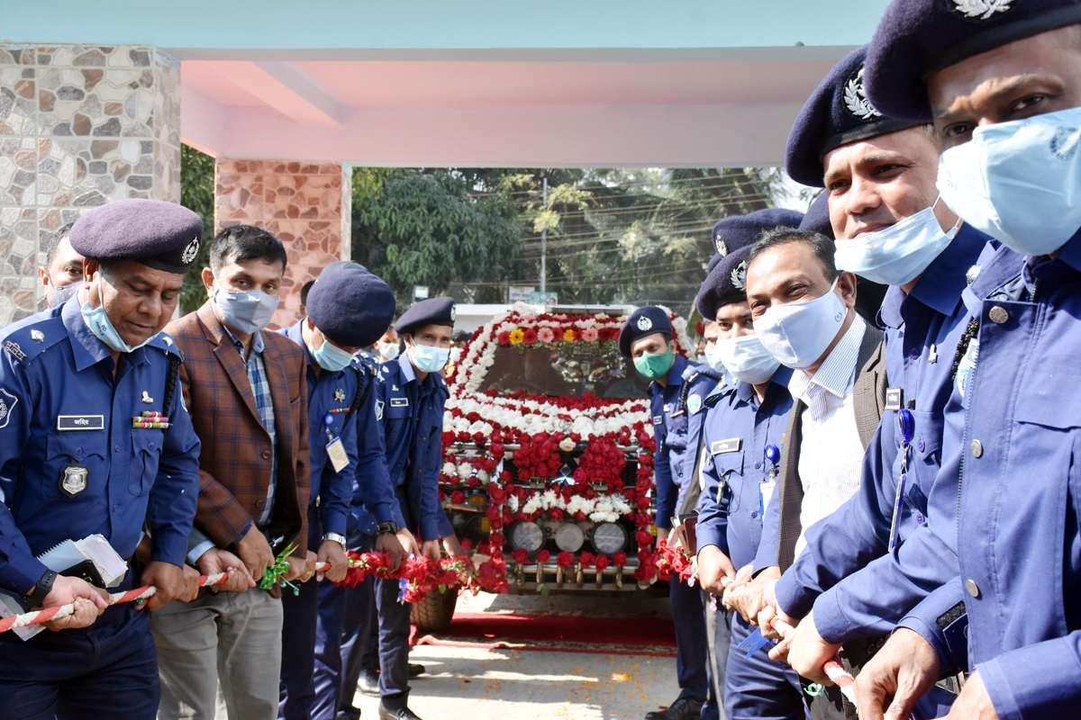 ফুল সজ্জিত গাড়িতে কুমিল্লার এসপির বিদায়