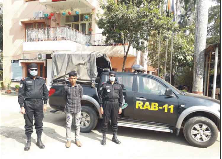 কুমিল্লায় ফেনসিডিল পাচারকালে মাদক ব্যবসায়ী আটক