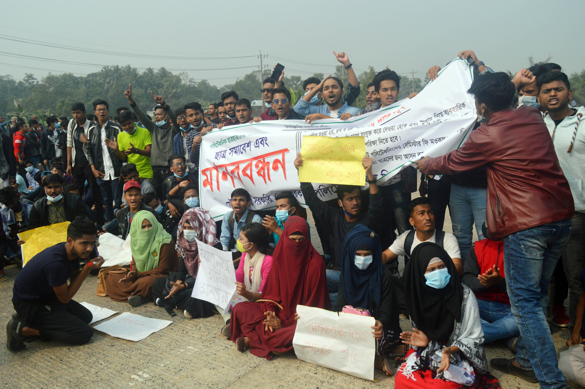 কুমিল্লায় পলিটেকনিকেল শিক্ষার্থীদের অবরোধ, ঢাকা-চট্টগ্রাম মহাসড়কে একঘন্টা যানচলাচল বন্ধ 