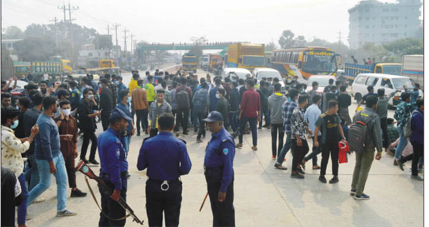 কুমিল্লায় পলিটেকনিক শিক্ষার্থীদের অবরোধ 