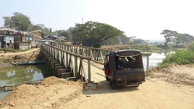 ১২ দিন পর যান চলাচল শুরু রাঙামাটি-খাগড়াছড়ি সড়কে 