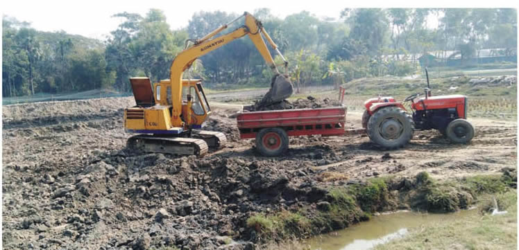 মাটি যাচ্ছে বিক ফিল্ডেকমছে আবাদি জমি