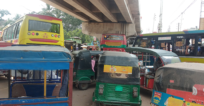  প্রবেশমুখে জটলা নিচে নরকযন্ত্রণা