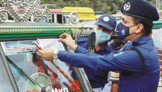 গাড়িতে চালকের আইডি কার্ড