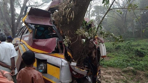 কুমিল্লায় বাস নিয়ন্ত্রন হারিয়ে নিহত ১ 