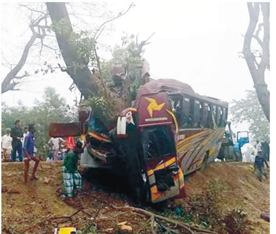 গাছের সঙ্গে বাসের ধাক্কায় নিহত ১