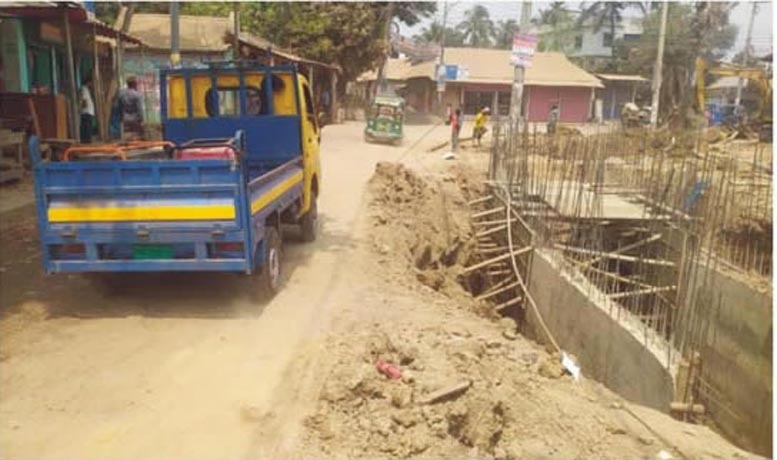 ড্রেনে আটকা সড়ক, জনভোগান্তি চরমে