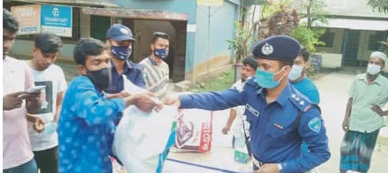 দাউদকান্দিতে দরিদ্রদের ইফতার সামগ্রী উপহার দিলেন এএসপি