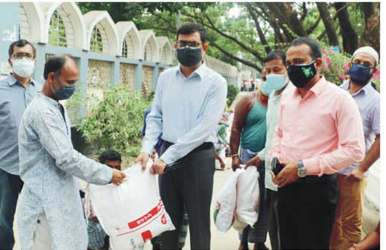 কুমিল্লায় অস্বচ্ছলদের জেলা প্রশাসনের ইফতার সামগ্রী প্রদান 