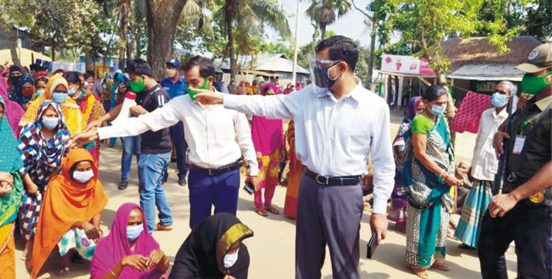 কুমিল্লায় আরও ৩৫৫ জন অসহায় মানুষ পেলেন প্রধানমন্ত্রীর উপহার