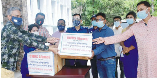 কুমিল্লা মডার্ন হাইস্কুল এলামনাই থেকে পুলিশের জন্য মাস্ক-স্যানিটাইজার প্রদান