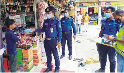 ব্রাহ্মণপাড়ায় বিভিন্ন মার্কেটে অভিযান, মাস্ক বিতরণ