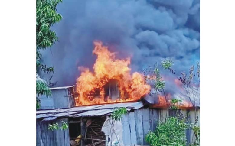 বুড়িচংয়ে ভয়াবহ অগ্নিকাণ্ডে তিনটি ঘর ভষ্মীভূত