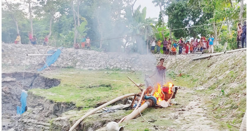 চান্দিনায় ৪টি ড্রেজার পুড়িয়ে দিয়েছেন এএসপি