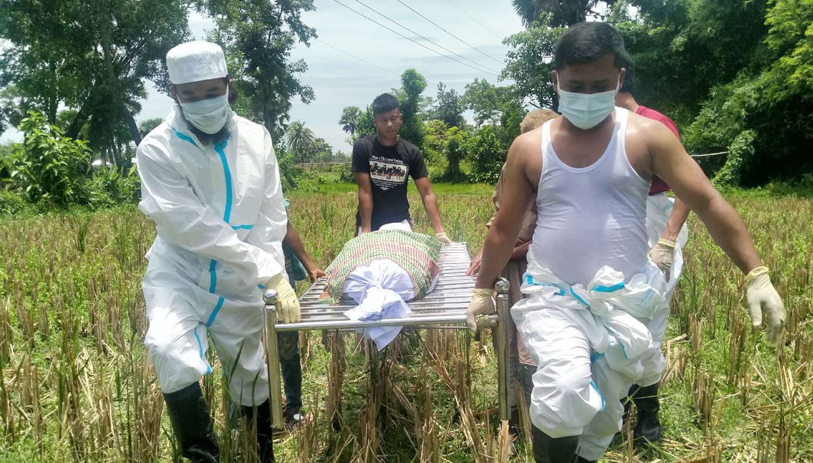 কুমিল্লায় করোনায় মৃতের দাফন নিয়ে গ্রামবাসীর অমানবিক আচরণ