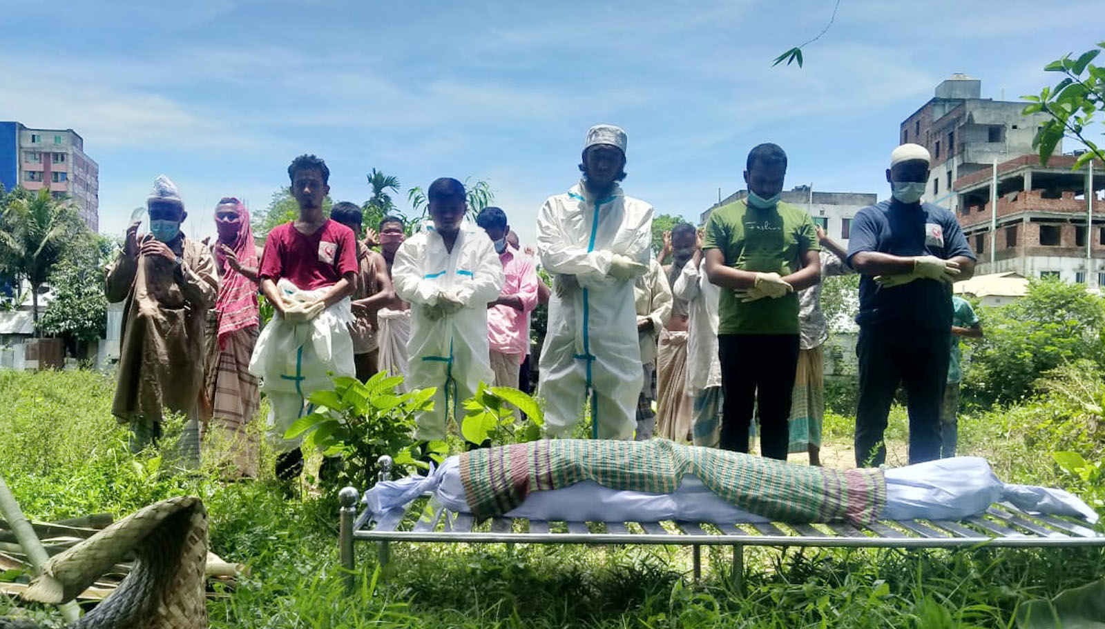 কুমিল্লায় করোনায় মৃতের দাফন নিয়ে গ্রামবাসীর অমানবিক আচরণ