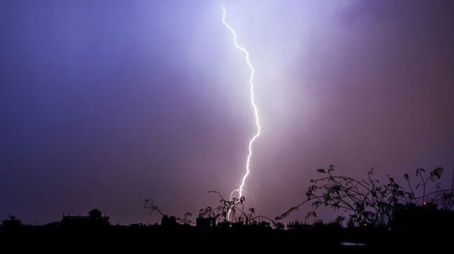 আম কুড়াতে গিয়ে বজ্রাঘাতে ৪ জনের মৃত্যু