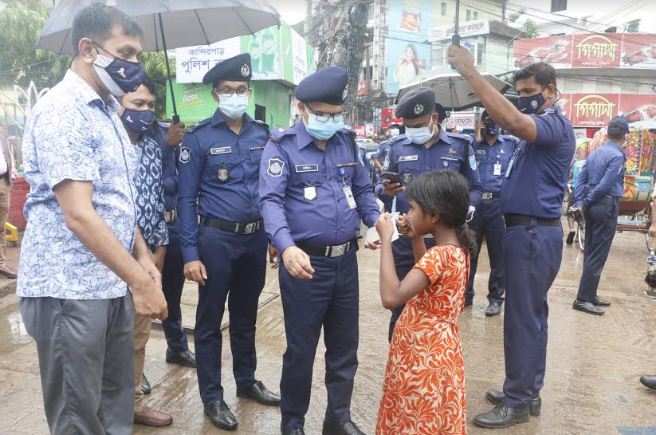 কুমিল্লায় জেলা পুলিশের উদ্যোগে সাধারন মানুষ ও ব্যবসায়ীদের মাস্ক বিতরণ