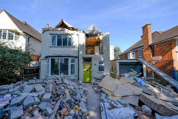 টাকা না পেয়ে মালিকের ৬ কোটির বাড়ি গুঁড়িয়ে দিলেন মিস্ত্রি!