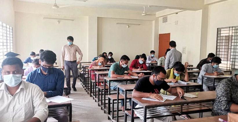 সশরীরে পরীক্ষা দিচ্ছে কুমিল্লা বিশ্ববিদ্যালয়ের শিক্ষার্থীরা