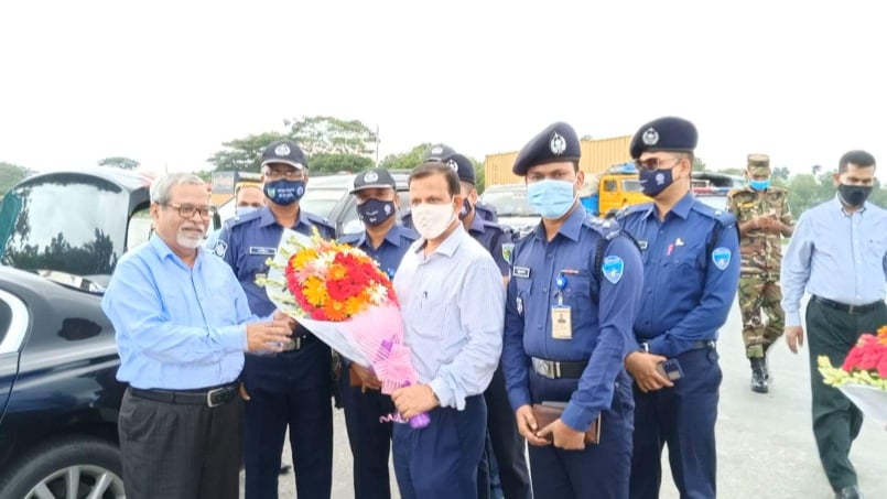 দাউদকান্দিতে প্রধান নির্বাচন কমিশনারকে ফুলেল শুভেচ্ছা