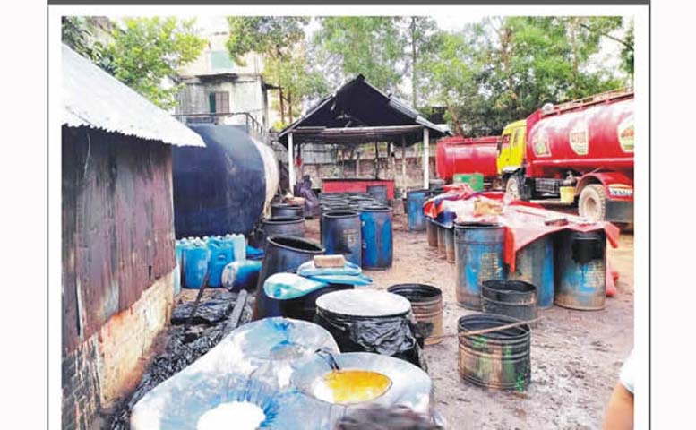 কুমিল্লায় নকল বিটুমিন তৈরীর কারখানায় র‌্যাবের অভিযান