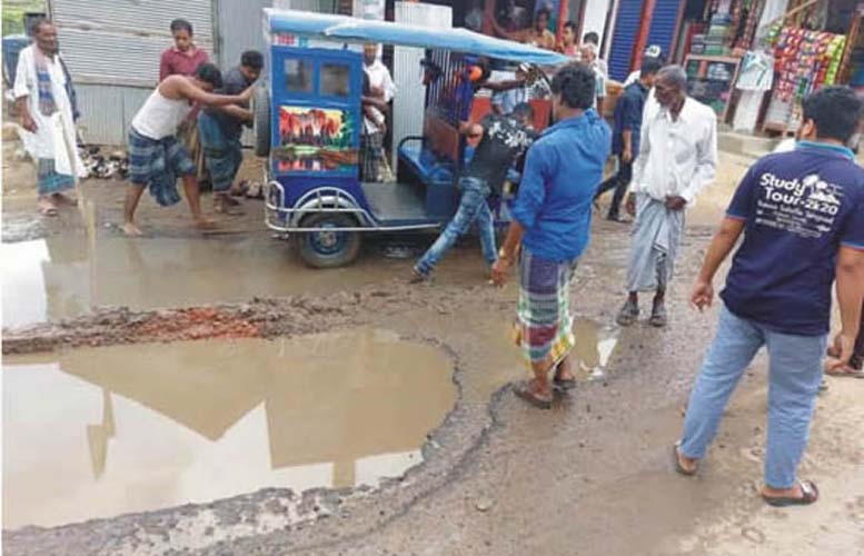 চৌদ্দগ্রামের ৩৩ কোটি টাকা ব্যয়ে সংস্কার করা সড়ক ৮ মাস যেতেই বেহাল