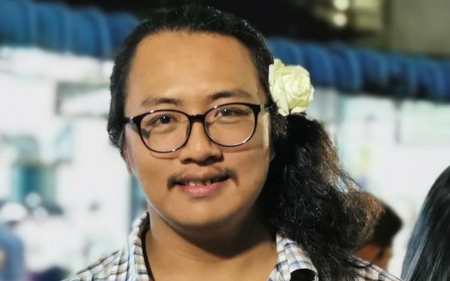 সু চির ৭৬তম জন্মদিনে চুলে ফুল গুঁজে প্রতিবাদ