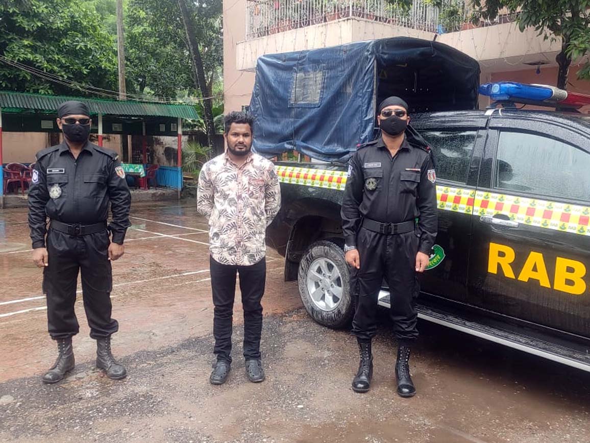 কুমিল্লায় রিভলবার ও গুলিসহ ‘অস্ত্রধারী সন্ত্রাসী’ টিপু আটক 