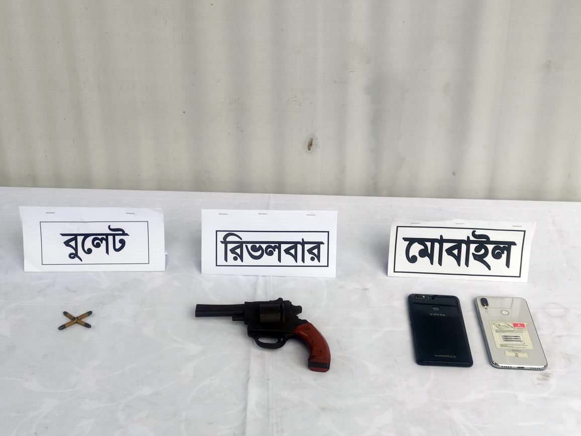কুমিল্লায় রিভলবার ও গুলিসহ ‘অস্ত্রধারী সন্ত্রাসী’ টিপু আটক 