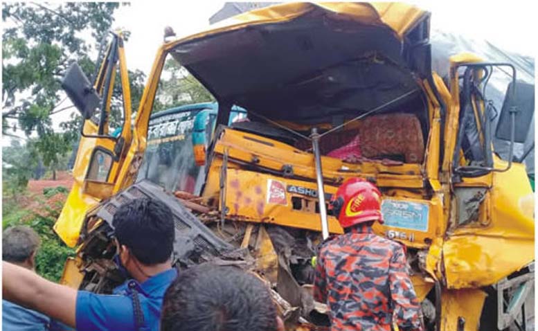 চালক পিতার হাতেই প্রাণ গেলো হেলপার পুত্রের