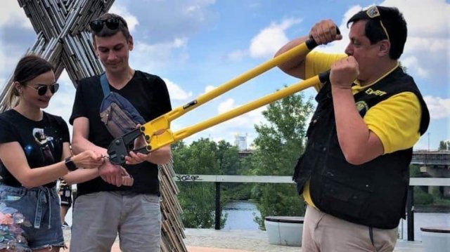 ১২৩ দিন হাতকড়া পরেও টিকলো না সম্পর্ক