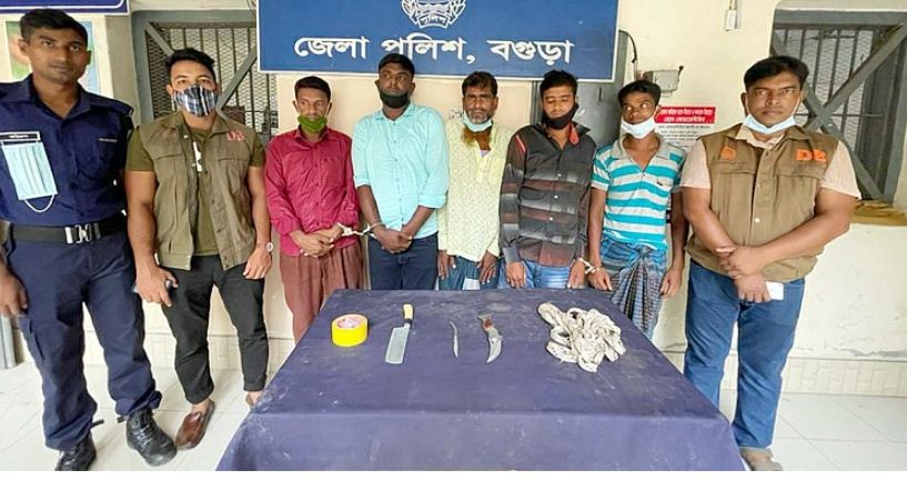 বগুড়ায় অস্ত্রসহ ডাকাত দলের ৫ সদস্য গ্রেফতার