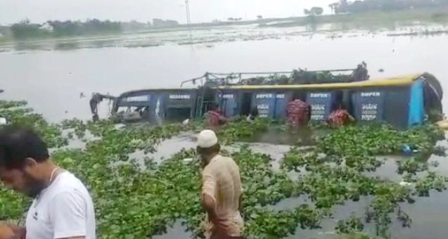 প্রাইভেটকার অতিক্রম করতে গিয়ে বাস খালে, যুবক নিহত
