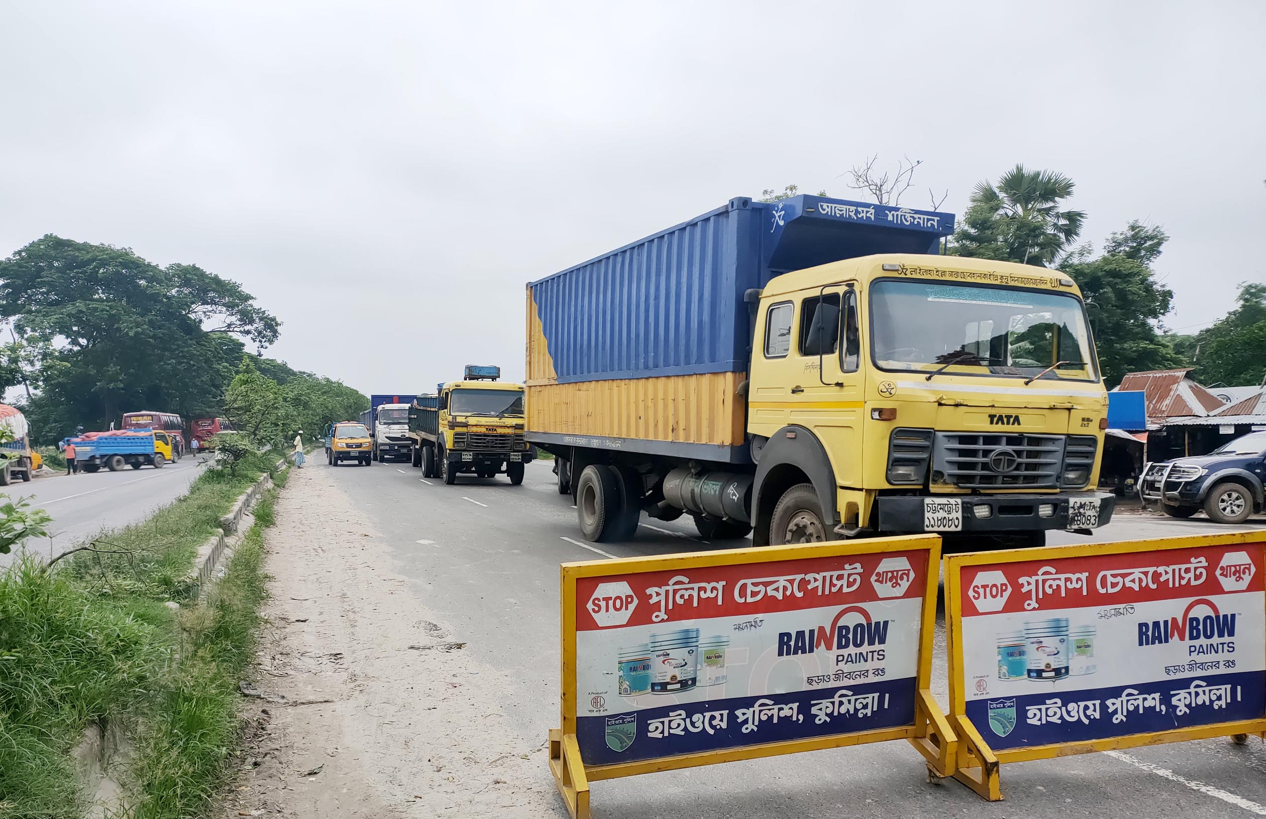 রাজধানী ঘিরে দূরপাল্লার বাস বন্ধের হঠাৎ সিদ্ধান্তে বিপাকে যাত্রীরা