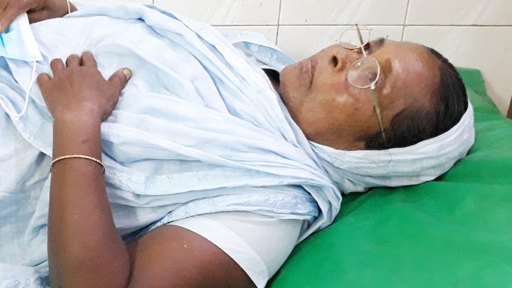 লাঠি দিয়ে মাকে পিটিয়ে হাসপাতালে পাঠাল ছেলে