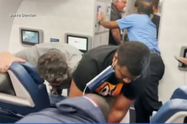 বিমান থেকে লাফ দিয়ে যাত্রী আহত 