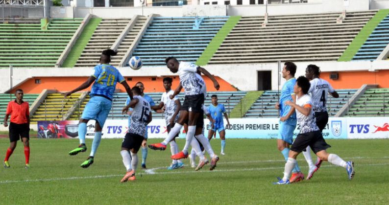 দর্শকশূন্য স্টেডিয়ামে নিস্ফলা মোহামেডান-আবাহনী লড়াই