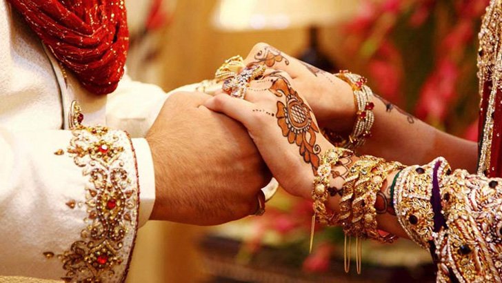 বিয়ের আসর থেকে বর-কনেকে বের করে দিলেন ম্যাজিস্ট্রেট (ভিডিও)