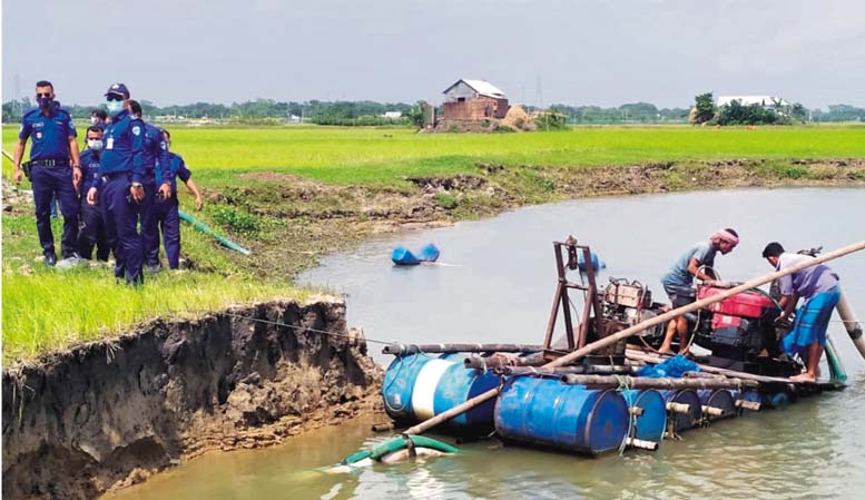 মুরাদনগরে পুলিশের অভিযানে তিনটি ড্রেজার মেশিন জব্দ