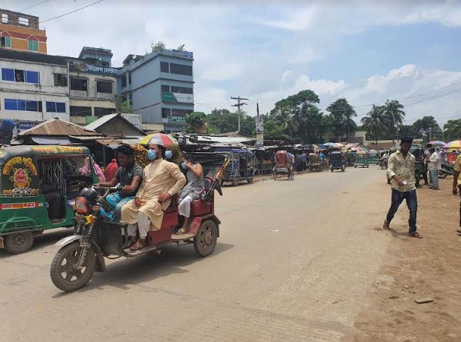 দেবিদ্বারে নিষেধাজ্ঞা অমান্য করে চলছে ব্যাটারিচালিত অটোরিকশা ও ভ্যান