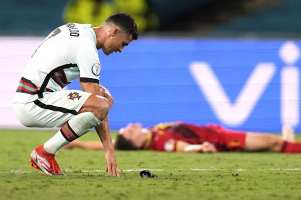 হারিয়ে আর্মব্যান্ডে রোনালদোর লাথি (ভিডিও)