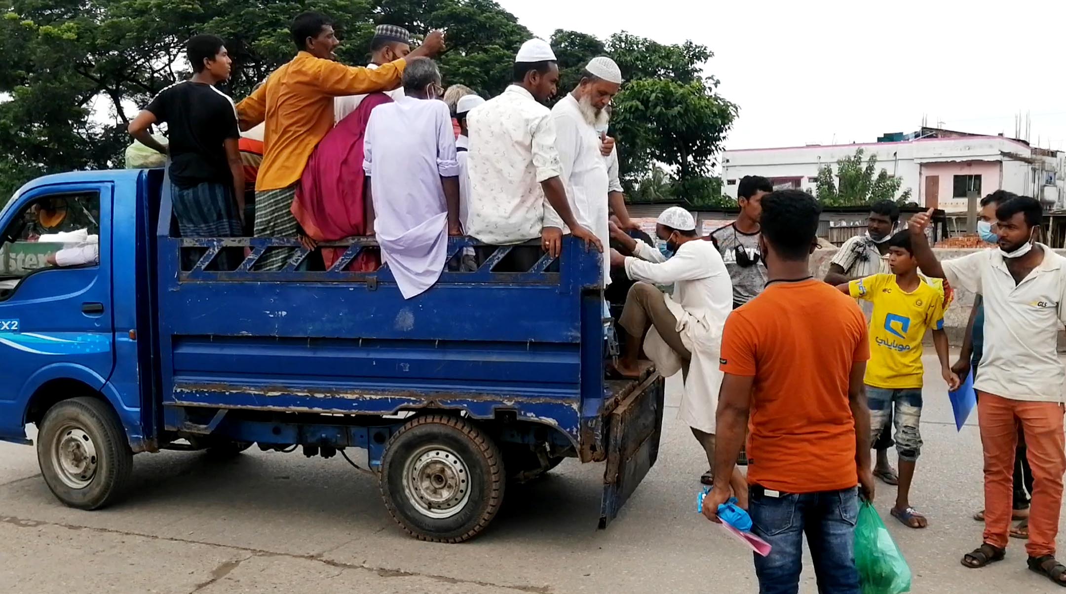 মহাসড়কের কুমিল্লা অংশে বাস চলাচল বন্ধ; থেমে নেই যাত্রী পরিবহন