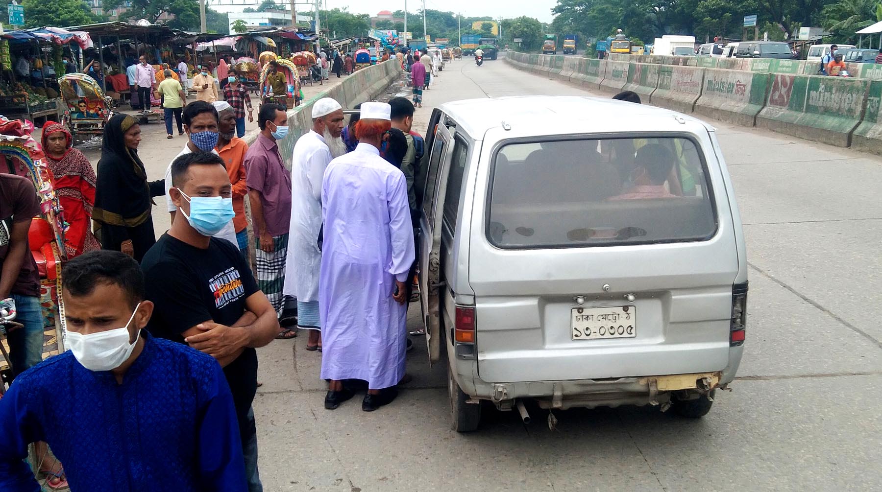 মহাসড়কের কুমিল্লা অংশে বাস চলাচল বন্ধ; থেমে নেই যাত্রী পরিবহন