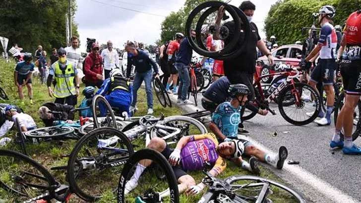 টিভিতে চেহারা দেখাতে অ্যাথলেটদের আহত করেন যে নারী 