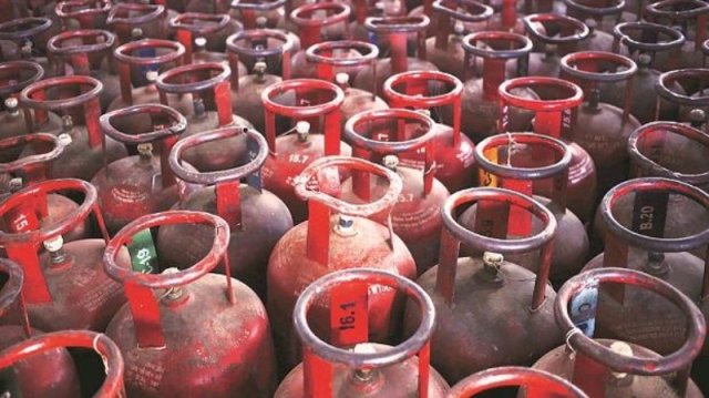 লালমনিরহাটে সিলিন্ডারে ৫০ টাকা বেড়েছে এলপিজির দাম