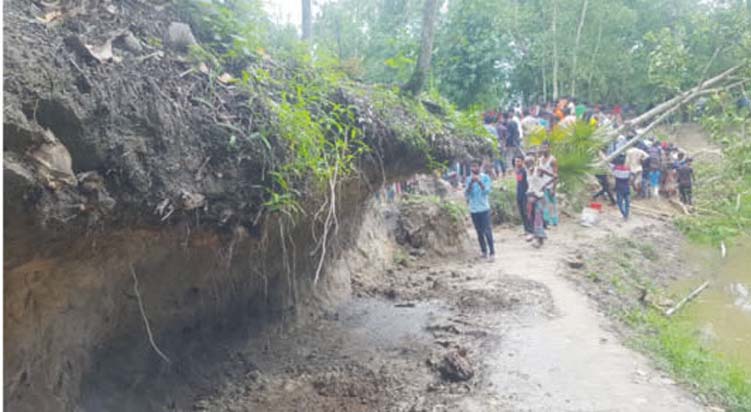 দিনমজুরের প্রাণ গেল পুকুরের পাড়ভাঙ্গা মাটির চাপায়